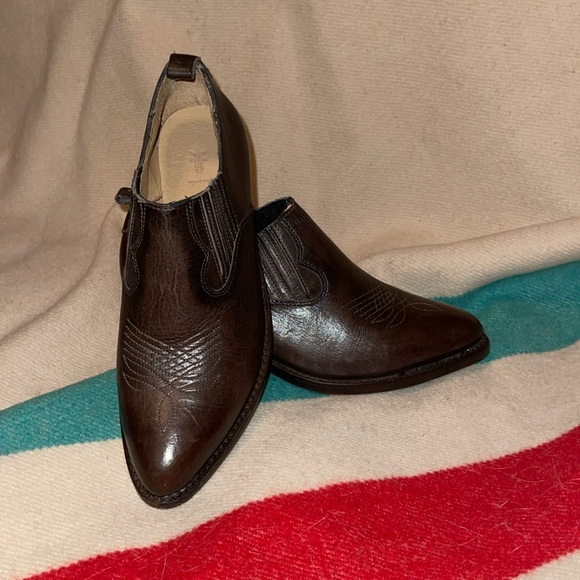 Frye Women’s size 7 cowboy Boots. Heeled. Ankle height Elastic sides. Br leather - Picture 11 of 11